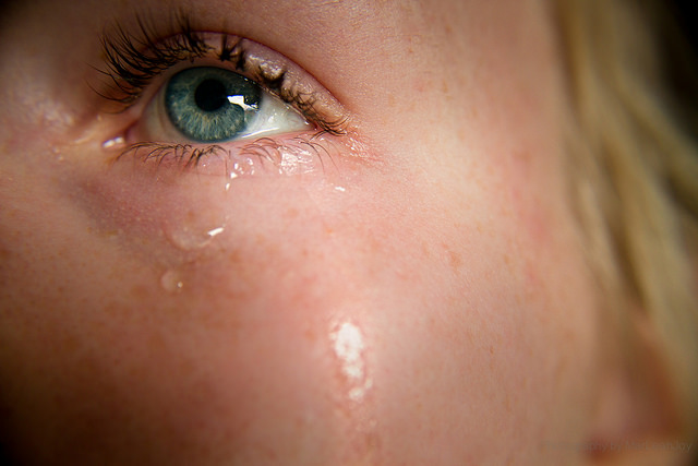 كيف يؤثر البكاء على الجسم والعقل؟ - التحرر العاطفي والفوائد الصحية للبكاء
